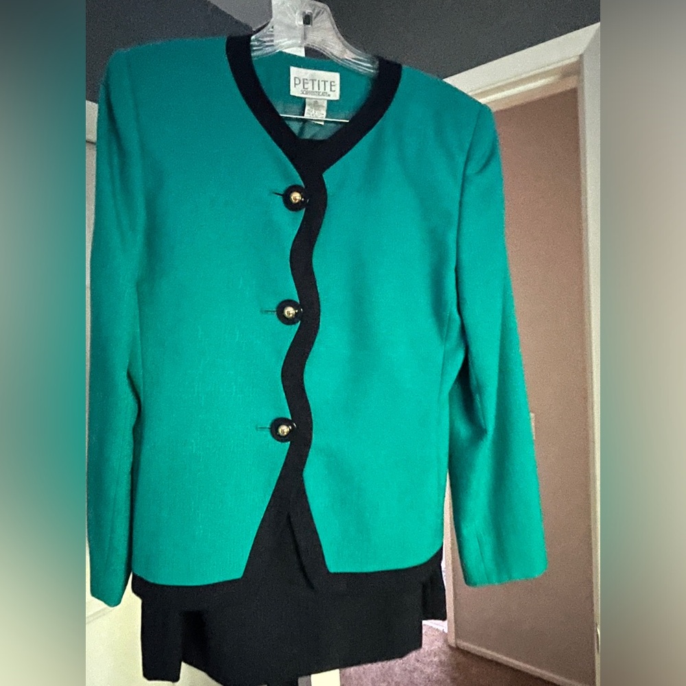 Stylish, Feminine 2 piece skirt suit